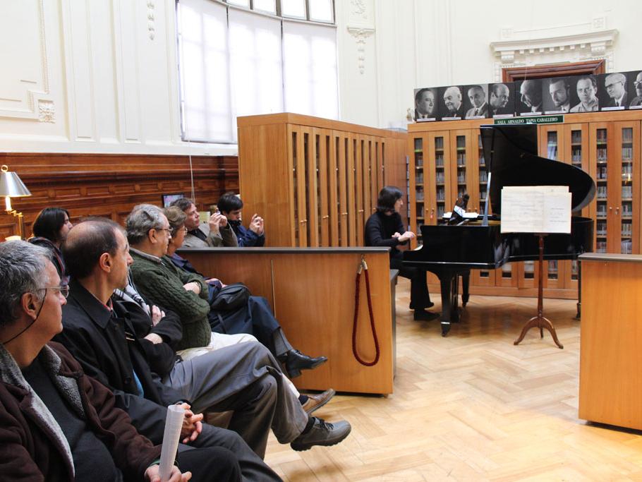 Los asistentes escuchan interpretación de una de las partituras de Juan Amenábar